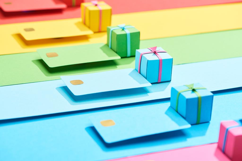 multicolore carte di credito vuote e scatole regalo su sfondo arcobaleno
 - Foto, immagini