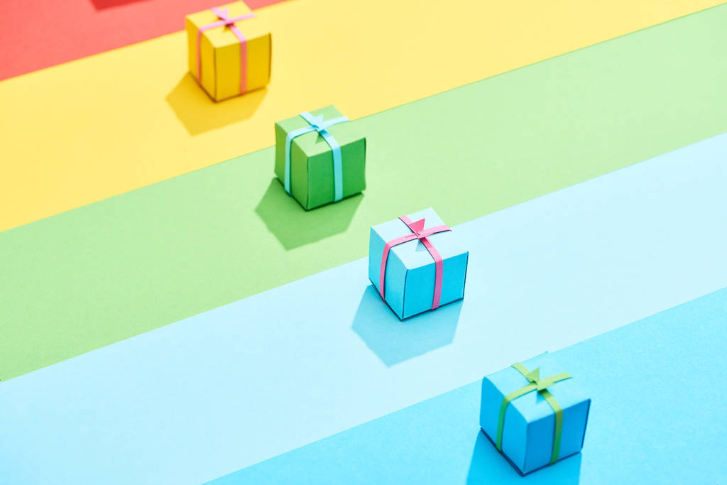 cajas de regalo multicolores sobre fondo de arco iris
 - Foto, imagen