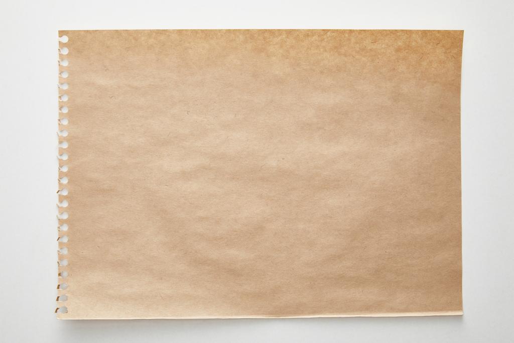 Draufsicht auf leeres Bastelpapier auf weißem Hintergrund - Foto, Bild