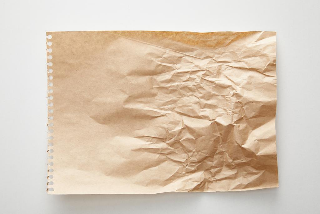 felső nézet üres gyűrött kézműves papír fehér háttér - Fotó, kép