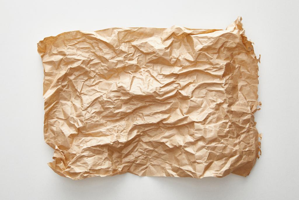 vista superior de papel artesanal crumpled vazio sobre fundo branco
 - Foto, Imagem