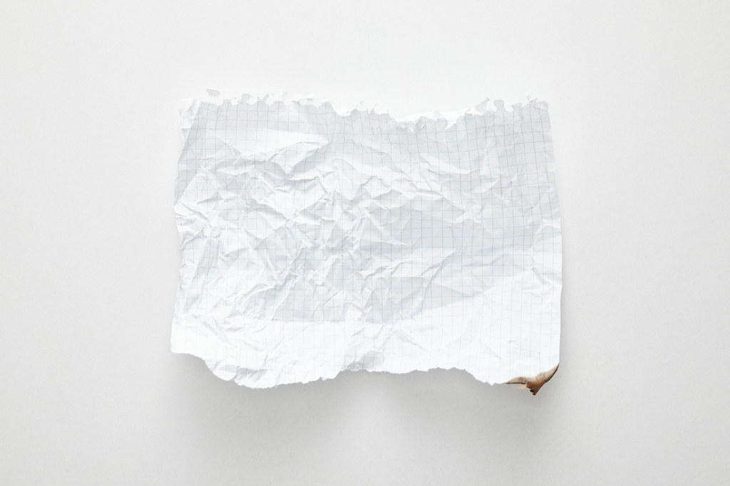 felső nézet üres gyűrött papír fehér háttér - Fotó, kép