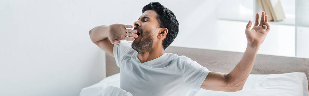 plano panorámico de hombre bi-racial guapo bostezando en la mañana
  - Foto, Imagen