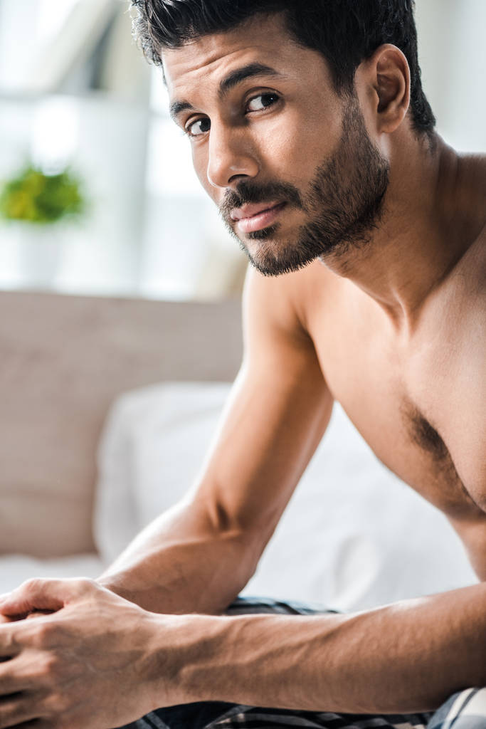 bonito e sexy bi-racial homem olhando para câmera no manhã
  - Foto, Imagem