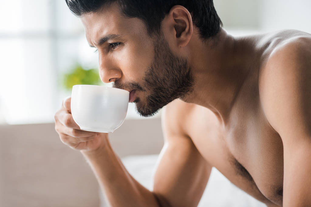 widok z boku przystojny bi-rasowy mężczyzna pije kawę rano  - Zdjęcie, obraz