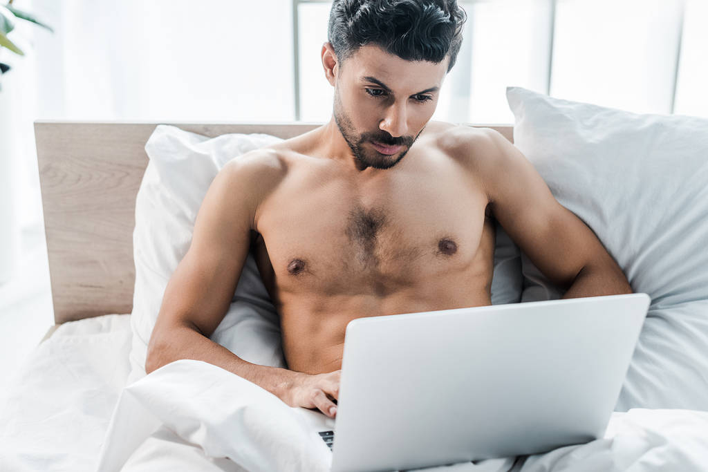 красивий і сексуальний бі-расовий чоловік використовує ноутбук вранці
  - Фото, зображення