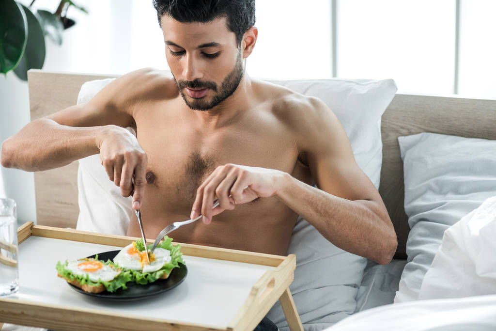 Красивый и сексуальный бирасовый мужчина завтракает утром
  - Фото, изображение