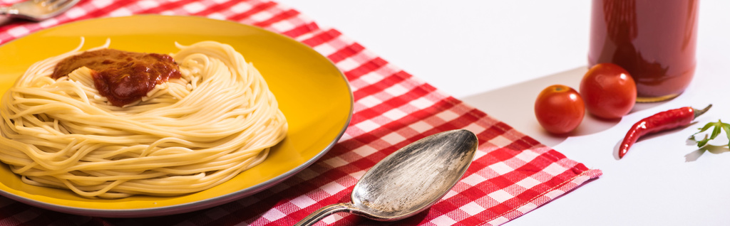 Νόστιμη μακαρονάδα δίπλα σε σάλτσα ντομάτας και ντοματίνια σε λευκή επιφάνεια, πανοραμική λήψη - Φωτογραφία, εικόνα