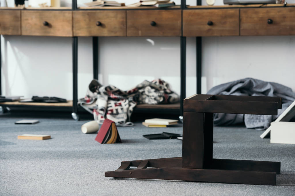 selektywne skupienie drewnianego krzesła na podłodze w mieszkaniu  - Zdjęcie, obraz
