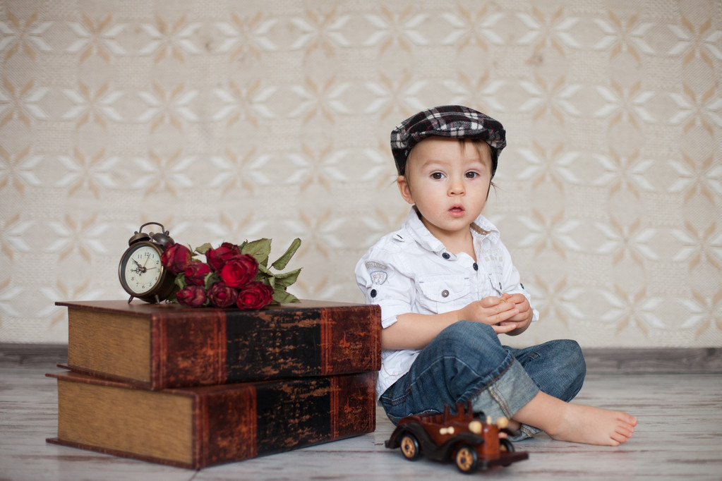Niño con libros, flores y reloj
 - Foto, Imagen