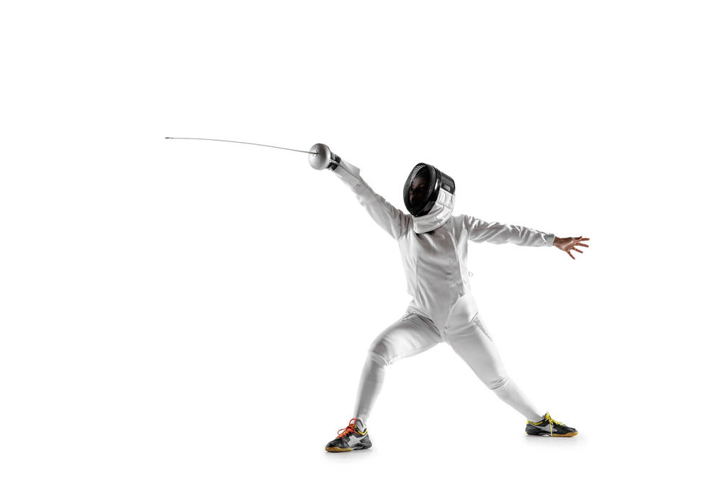 tiener meisje in schermen kostuum met zwaard in de hand geïsoleerd op witte achtergrond - Foto, afbeelding