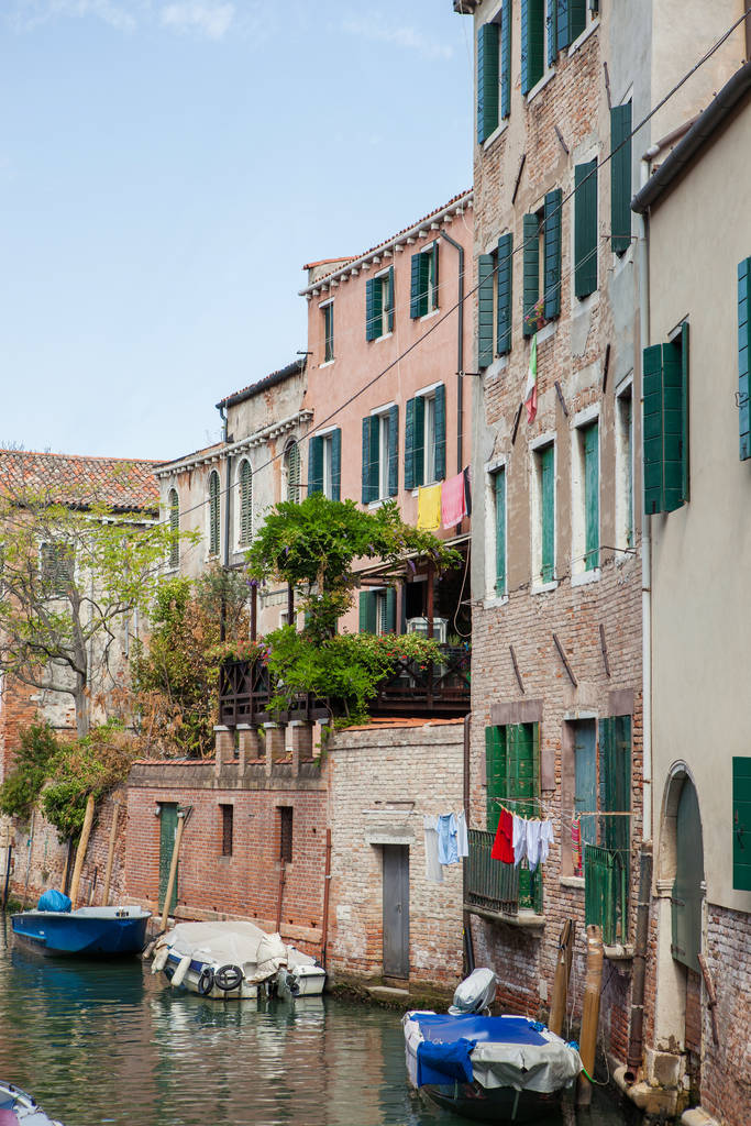 Kanał Grande. Wenecja. Włochy. Piękne klasyczne weneckie budynki nad Canal Grande w Wenecji. - Zdjęcie, obraz