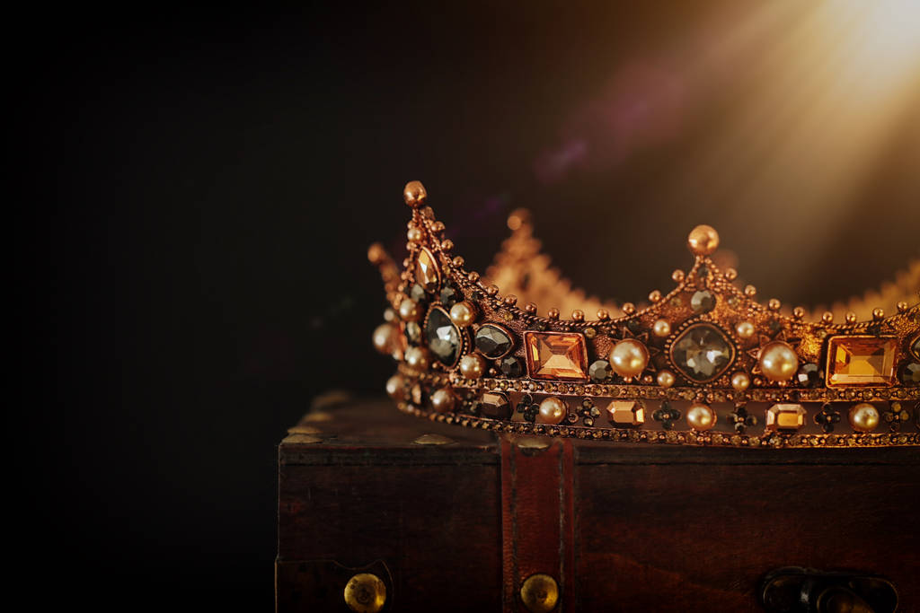 низкий ключевой образ красивой королевы / короля короны над деревянным столом. v
 - Фото, изображение