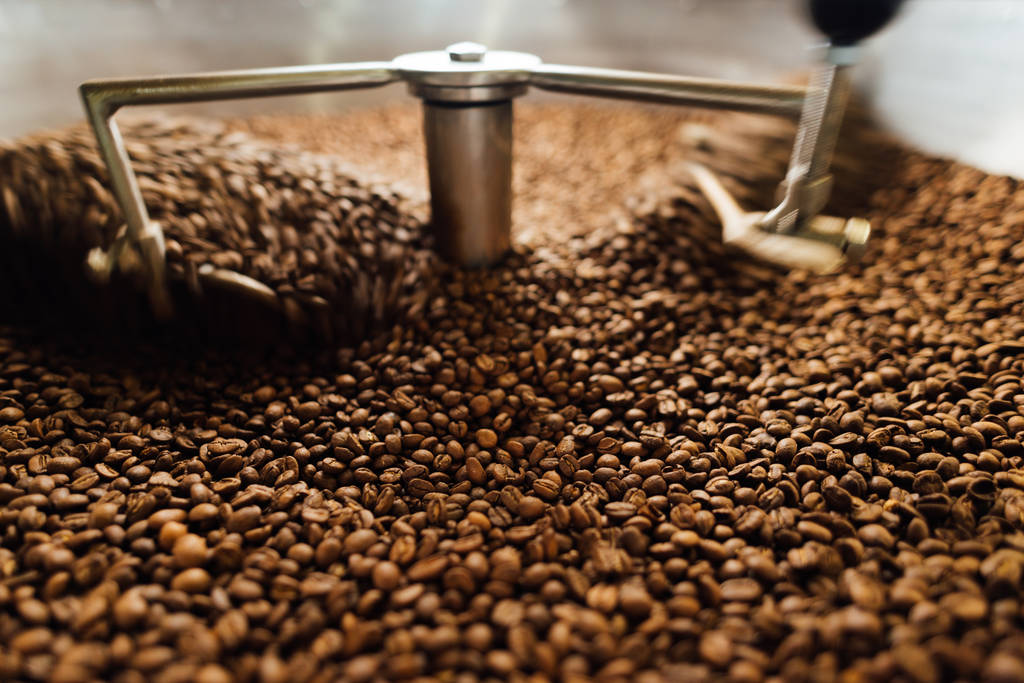 grãos em um misturador de refrigeração de café em movimento
 - Foto, Imagem