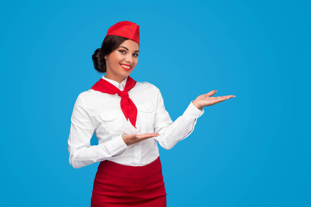 Asistente de vuelo alegre que representa a la aerolínea
 - Foto, Imagen