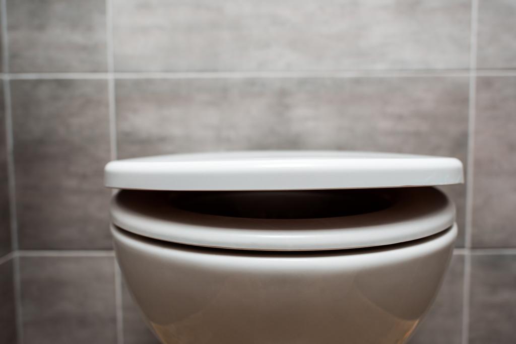 Modern tuvalet kapaklı seramik temiz klozet manzarasını kapat  - Fotoğraf, Görsel