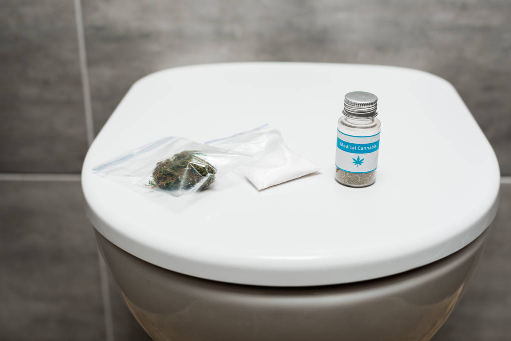 марихуанські бруньки, кокаїн і медичний канабіс на унітазі
 - Фото, зображення