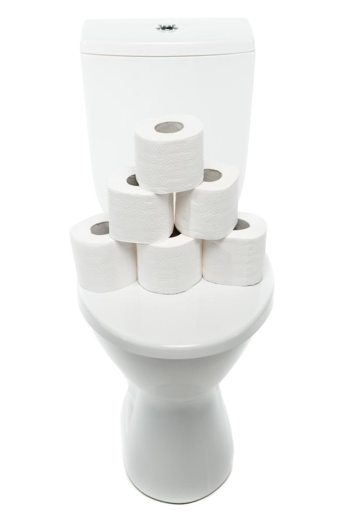 cuvette de toilette en céramique propre avec rouleaux de papier toilette isolés sur blanc
 - Photo, image