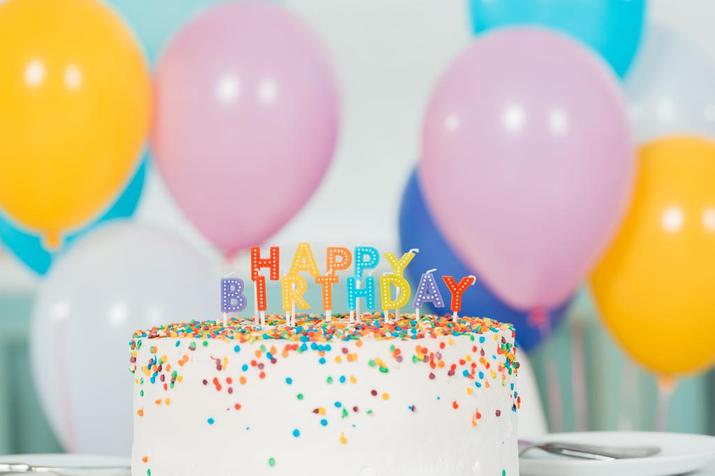 вкусный праздничный торт со свечами и с днем рождения буквы рядом красочные праздничные воздушные шары
 - Фото, изображение