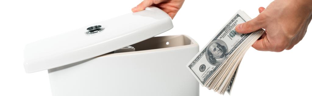 bijgesneden uitzicht op vrouw verbergen dollars in keramische schone toiletpot geïsoleerd op wit, panoramisch schot - Foto, afbeelding
