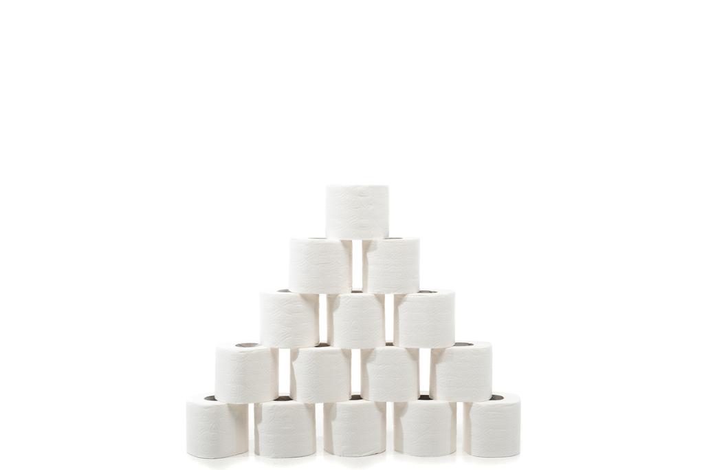 WC-papír tekercsek piramisba rendezve, fehér alapon elszigetelve - Fotó, kép