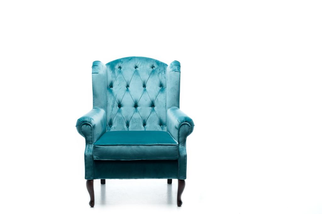 elegante sillón de terciopelo azul con almohada aislada en blanco
 - Foto, imagen