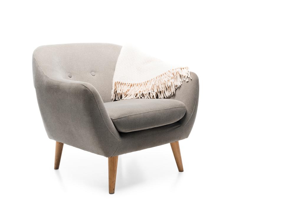 comfortabele grijze moderne fauteuil met deken geïsoleerd op wit - Foto, afbeelding