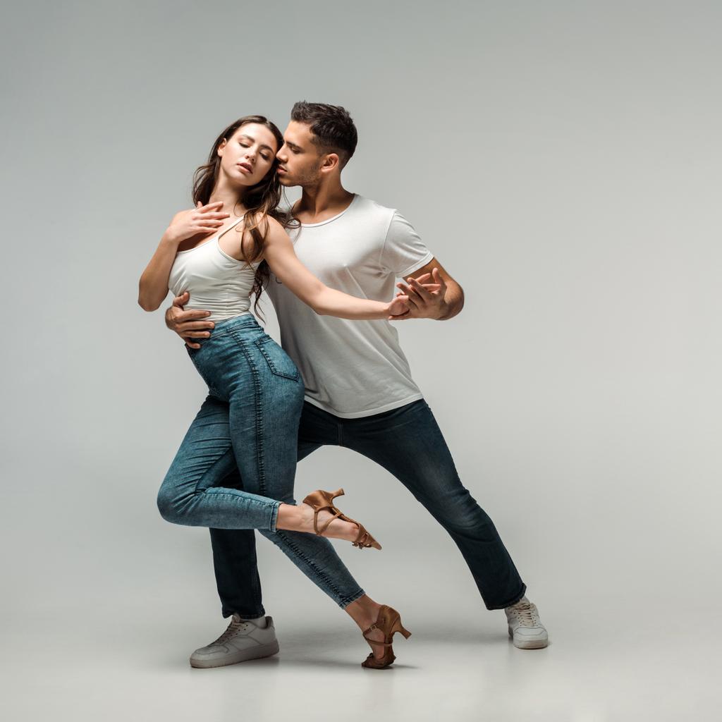 danseurs en jeans denim dansant bachata sur fond gris
  - Photo, image