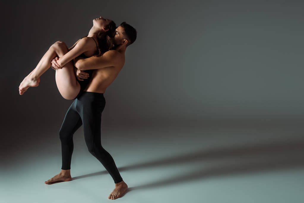 コピースペースでコンテンポラリーダンスを踊るセクシーダンサー  - 写真・画像
