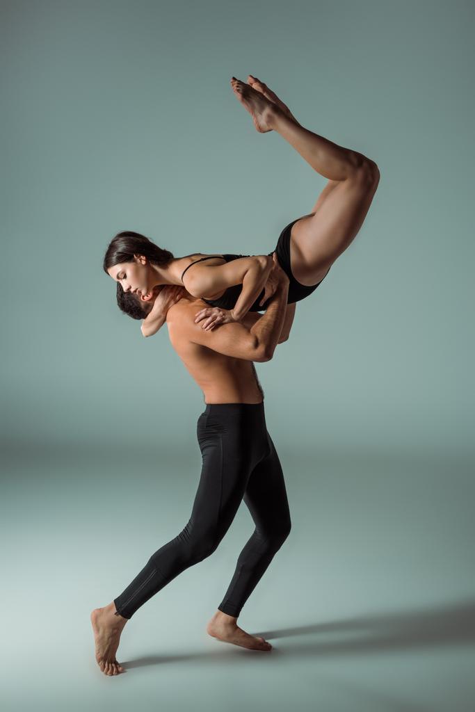 bailarines sexy y atractivo bailando contemporáneo sobre fondo gris
  - Foto, imagen