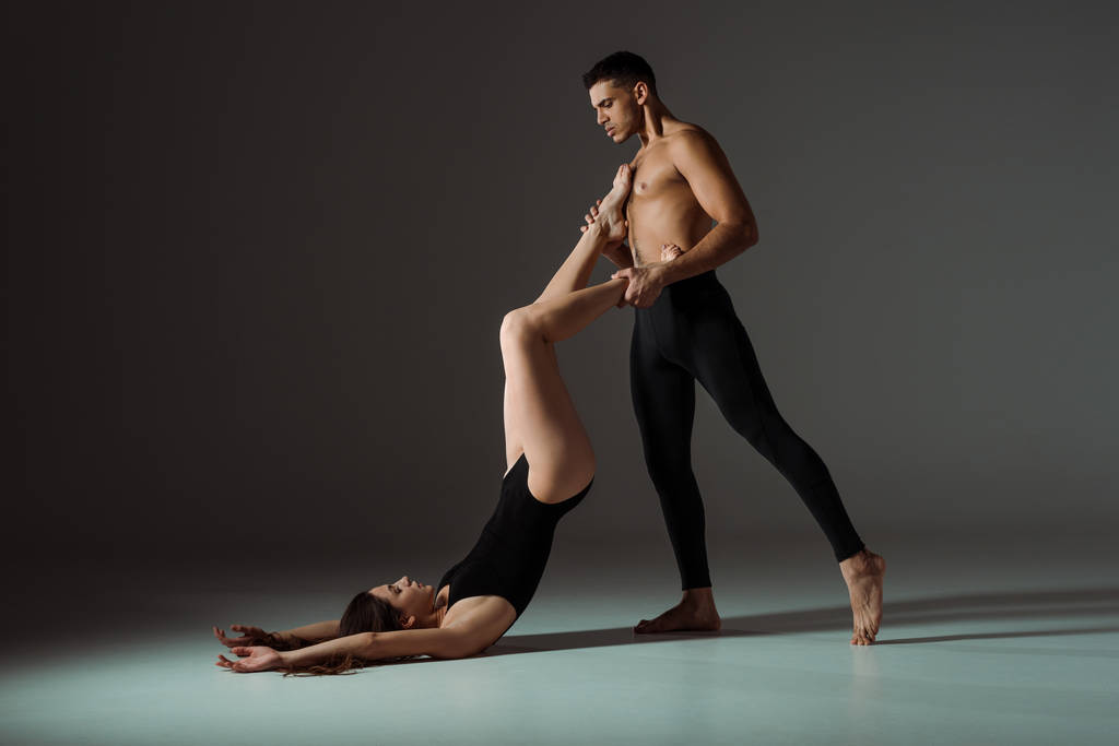 sexy Tänzerinnen tanzen zeitgenössisch auf dunklem Hintergrund mit Kopierraum  - Foto, Bild