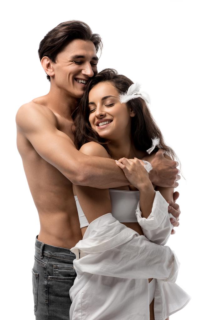usmívající se pár objímání a baví s peřím izolované na bílém - Fotografie, Obrázek
