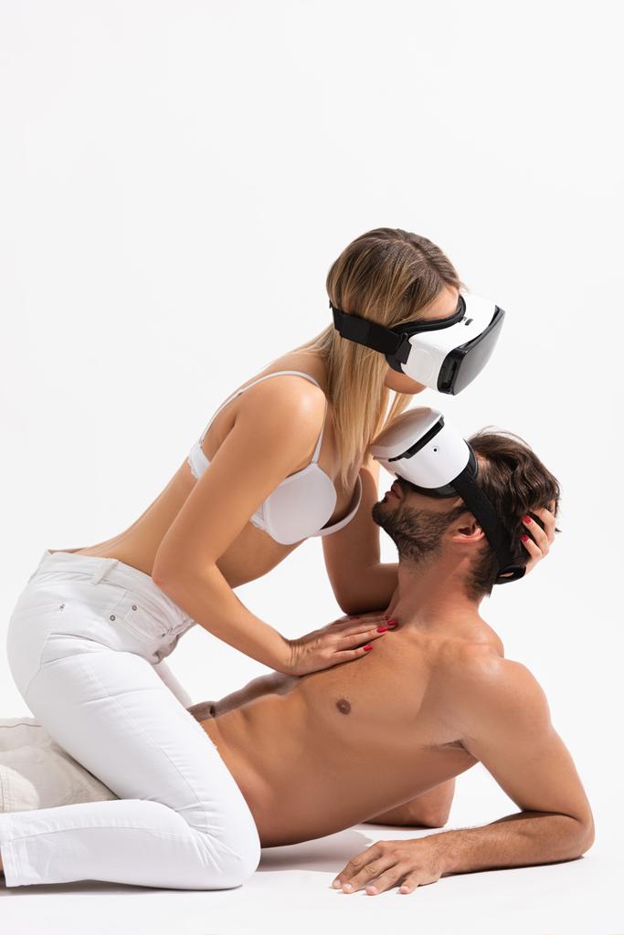 sensual pareja en realidad virtual auriculares abrazándose en blanco
 - Foto, imagen
