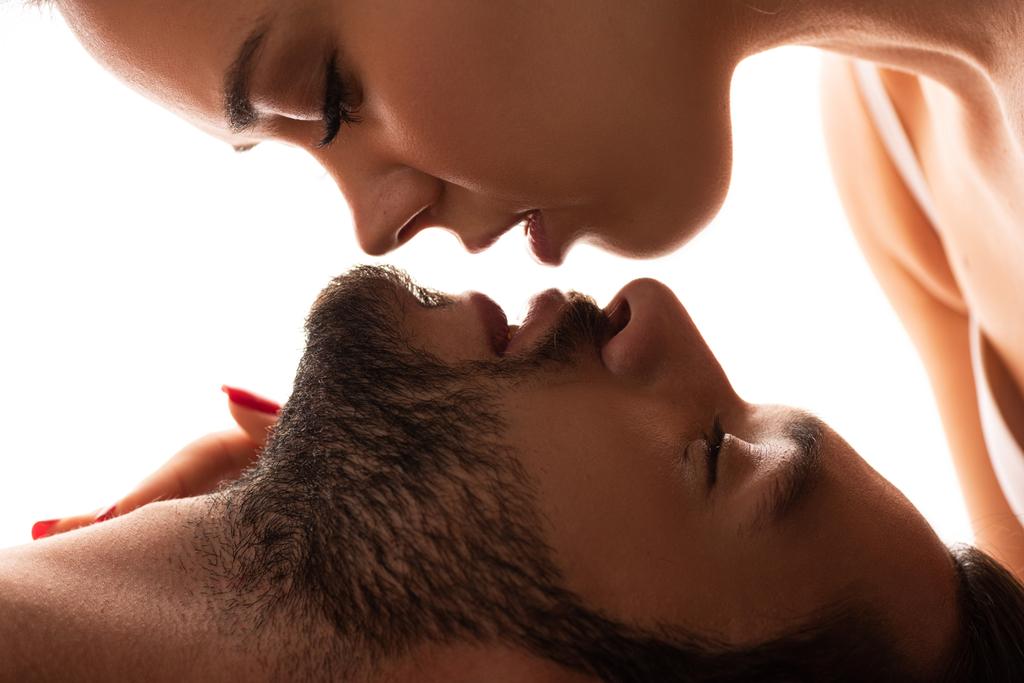 крупним планом красива пристрасна пара збирається поцілувати, ізольована на білому
 - Фото, зображення