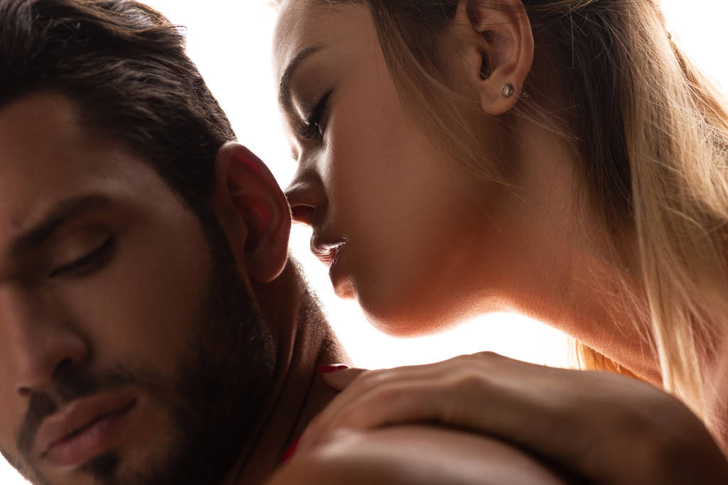 close-up de mulher sedutora beijando homem bonito, isolado em branco
 - Foto, Imagem