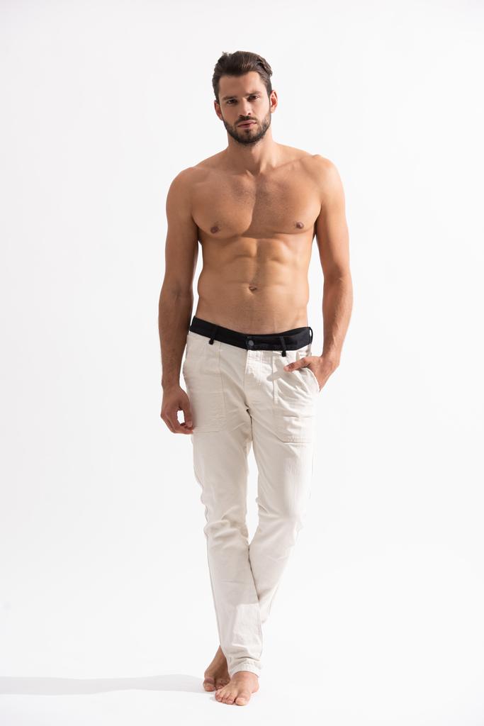homem barbudo sem camisa em jeans brancos em branco
 - Foto, Imagem