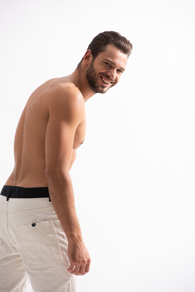 šťastný muž bez košile v bílých džínách, izolovaný na bílém - Fotografie, Obrázek