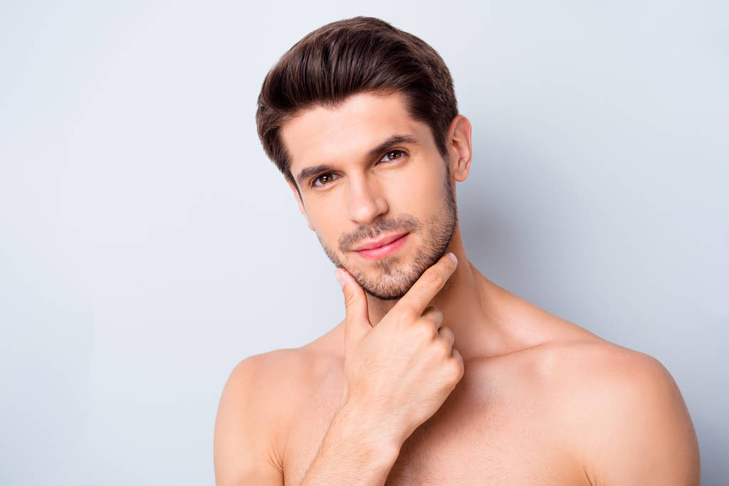 Detailní foto macho chlap perfektní úhledný účes hledá zrcadlo dotek vousy si není jistý o holení nahý trup mužské tělo metrosexuální izolované šedé pozadí - Fotografie, Obrázek