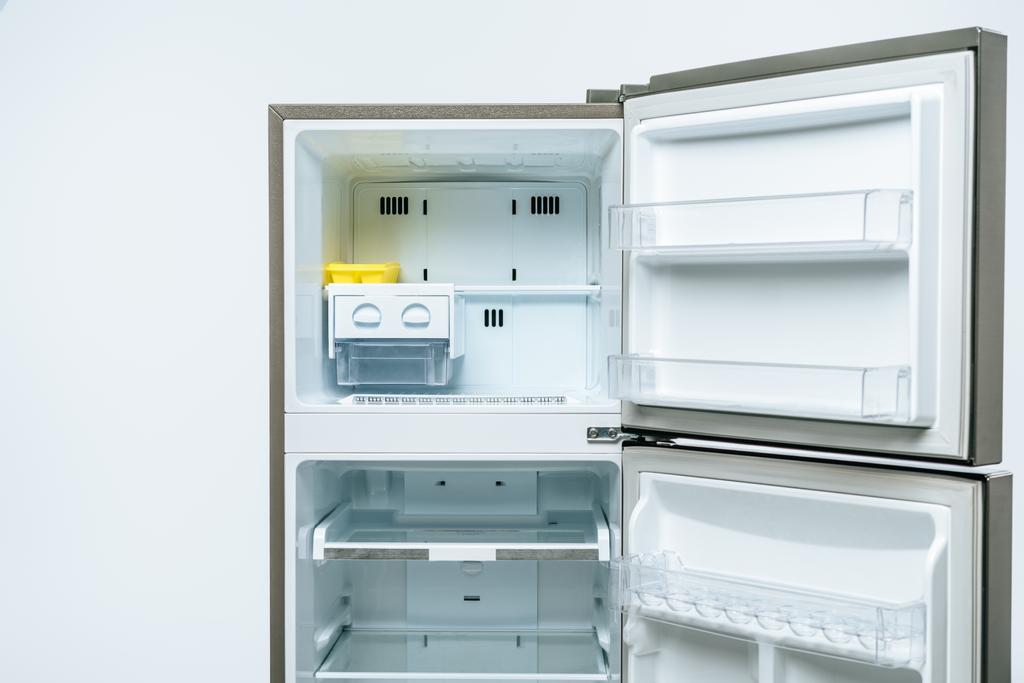 Boş buzdolabı ve dondurucu beyaza izole edilmiş. - Fotoğraf, Görsel