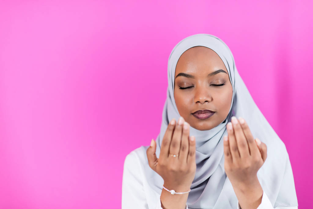 Mulher muçulmana africana faz oração tradicional a Deus
 - Foto, Imagem