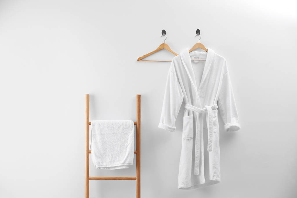 weicher bequemer Bademantel und frisches Handtuch drinnen - Foto, Bild
