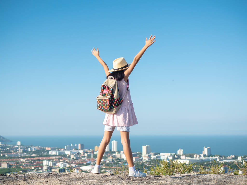 Back of girl raising hands on the top of city view, lifestyle co - Fotoğraf, Görsel