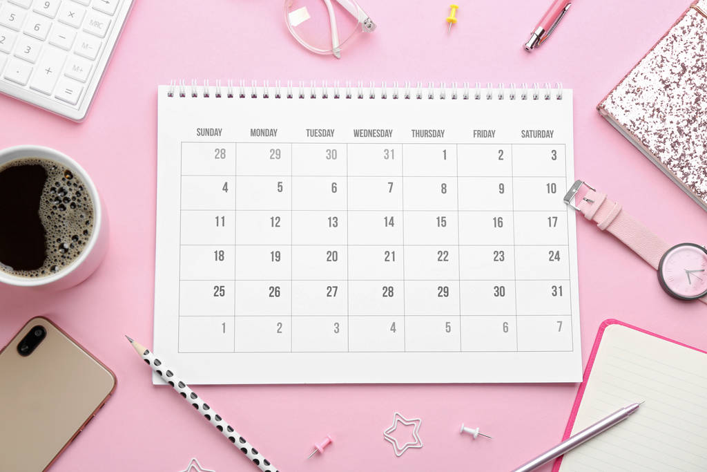 Platte lay compositie met kalender op roze achtergrond - Foto, afbeelding
