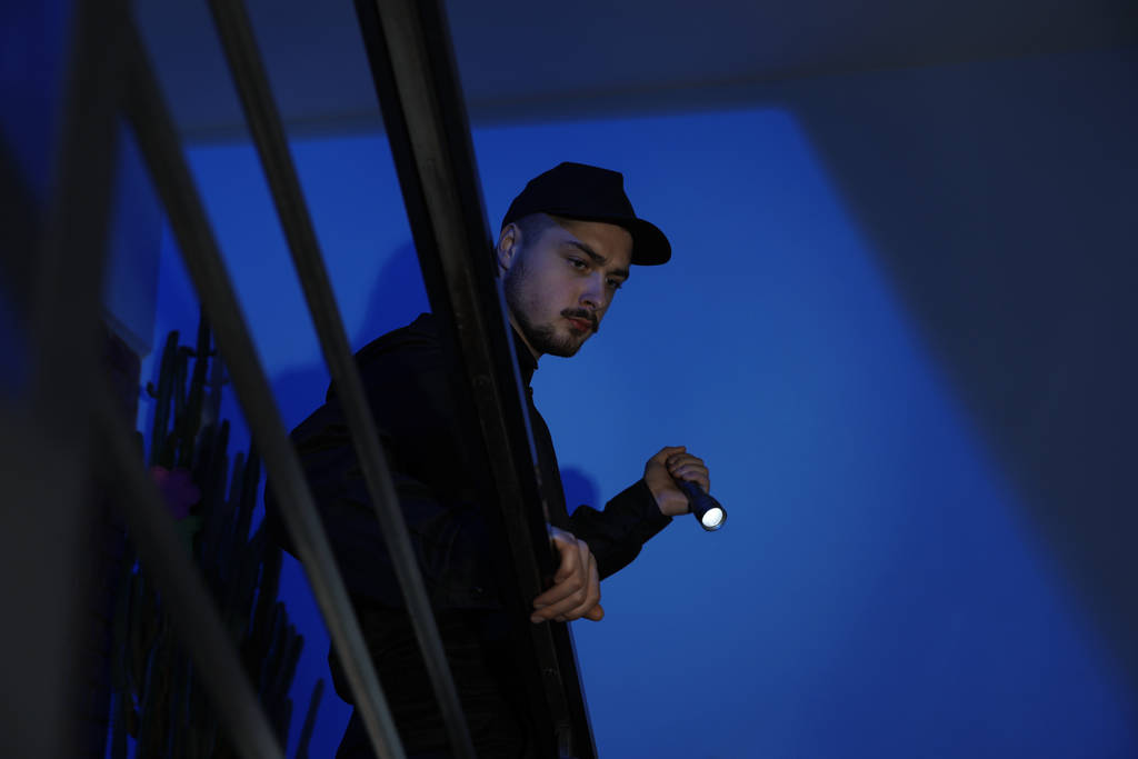 mężczyzna ochrona z latarka na schody w ciemności - Zdjęcie, obraz