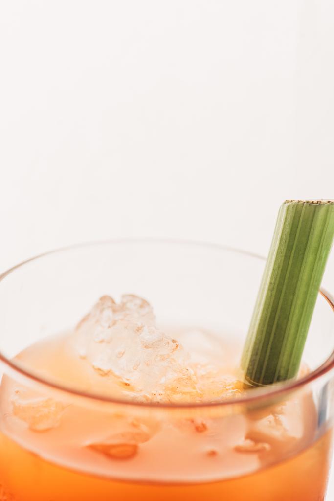 zblízka pohled na krvavou Mary s celerem a ledem izolované na bílém - Fotografie, Obrázek