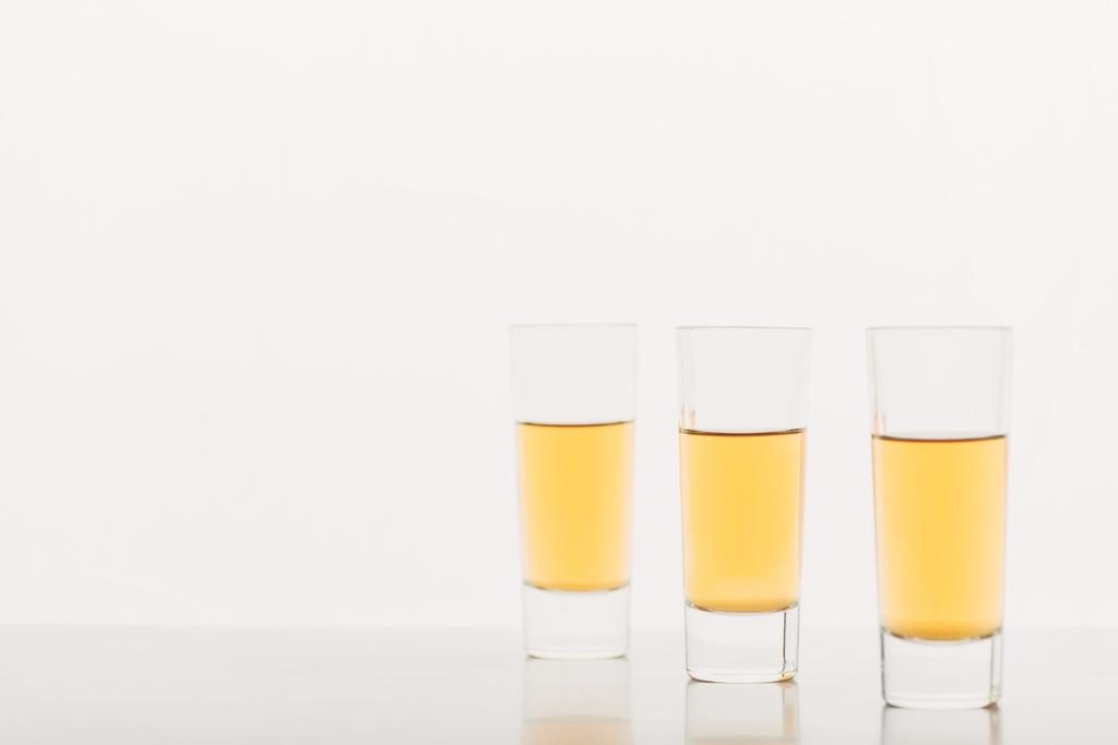 tři injekce s alkoholem v řadě izolované na bílém - Fotografie, Obrázek