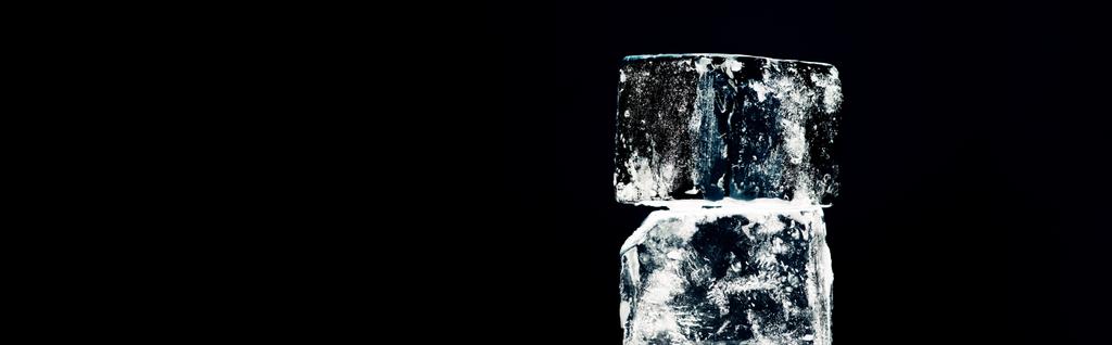 vista de cerca de cubos de hielo cuadrados aislados en negro, plano panorámico
 - Foto, imagen
