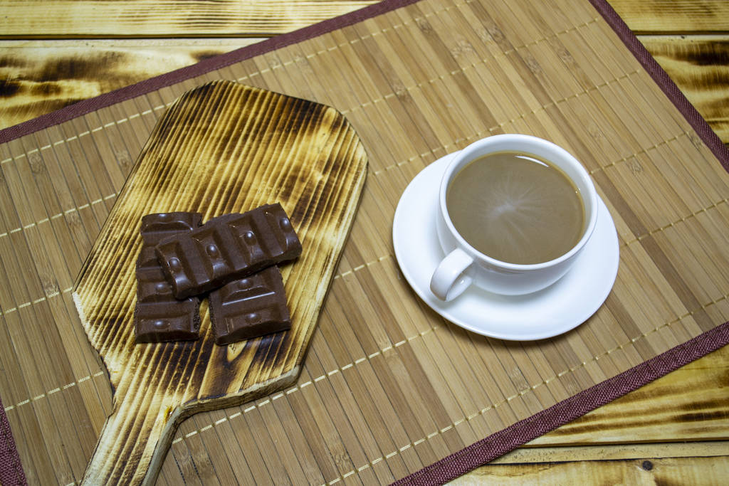 koffie met chakolad, bovenaanzicht, selectieve focus - Foto, afbeelding