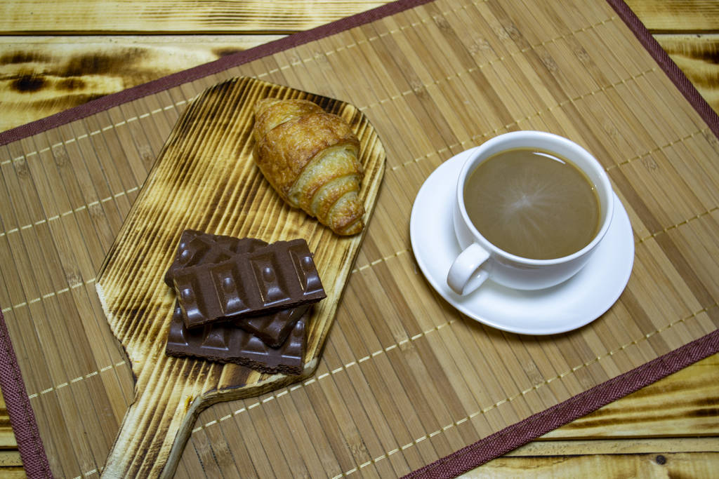café com chocolate e um pão, vista superior, foco seletivo
 - Foto, Imagem