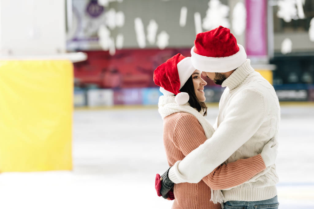 beau couple dans santa chapeaux passer du temps sur patinoire
 - Photo, image